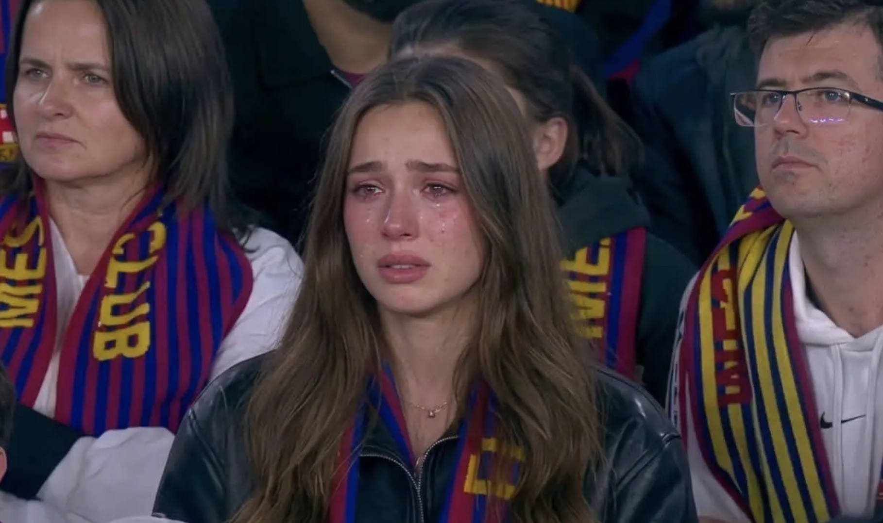 西甲巴萨美女球迷落泪